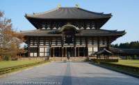 Daibutsu-den hall at Todai-ji temple (the largest wooden building in the world), Nara-koen, Nara, Japan.