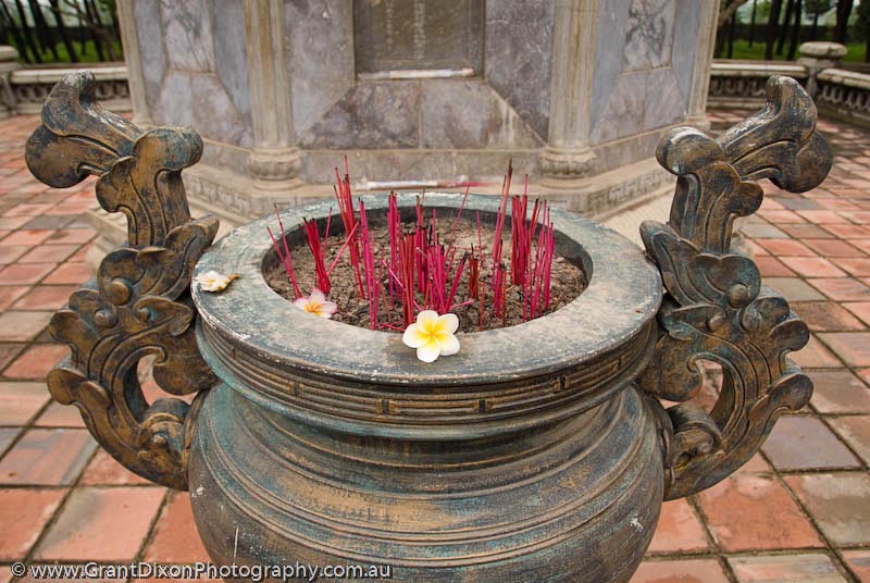 image of Thien Mu urn