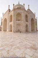 INDIA, Uttar Pradesh, Agra. Taj Mahal, built by Mughul emperor Shah Jahan in 1630 as mauseleum for his queen Mumtaz Mahal. A World Heritage site and considered one of the new 7 wonders of the world.