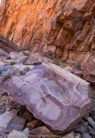 Quartzite boulder in 'Wallaby Gorge', Ormiston Pound, Tjoritja/West MacDonnell National Park, Northern Territory, Australia.